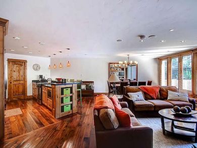 Luxury Vail Condominium Sleeps 4 Guests Walk to Ski Lifts